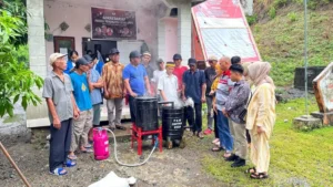 Pelatihan pembuatan pestisida alami kepada Poktan Desa Diat. Sumber: mediaindonesia.com.