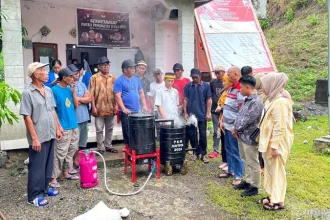 Pelatihan pembuatan pestisida alami kepada Poktan Desa Diat. Sumber: mediaindonesia.com.