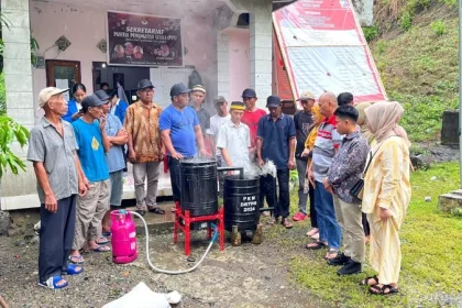 Pelatihan pembuatan pestisida alami kepada Poktan Desa Diat. Sumber: mediaindonesia.com.