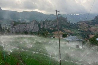 Pemanfaatan listrik untuk menghidupkan pompa guna mengairi lahan pertanian. Sumber: sulbar.tribunnews.com.