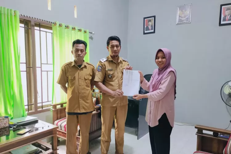 Pembacaan dokumen Desa Teladan oleh Kepala Desa Geresa, Asnan Asad. Sumber: metrosulteng.com.