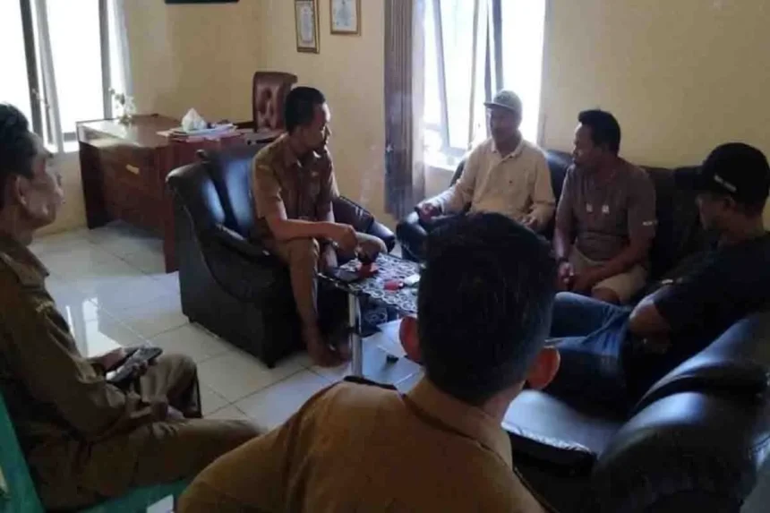 Pemerintah Desa Sabuai saat memberikan pelayanan fasilitas administrasi pertanahan bagi warganya di Kantor Desa Sabuai.