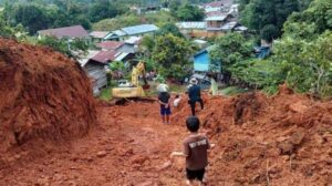 Pengerjaan jalan dari Long Top menuju Long Sule menggunakan alat berat kecamatan dari Long Pipa Kecamatan Kayan Hilir, Kabupaten Malinau, Kalimantan Utara.