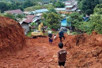 Pengerjaan jalan dari Long Top menuju Long Sule menggunakan alat berat kecamatan dari Long Pipa Kecamatan Kayan Hilir, Kabupaten Malinau, Kalimantan Utara.