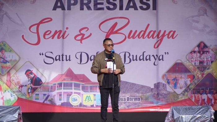 Wakil Wali Kota Tidore Kepulauan, Muhammad Sinen saat memberikan sambutan pada acara penutupan Apresiasi Seni dan Budaya Desa Bukit Durian. Sumber : ternate.tribunnews.com