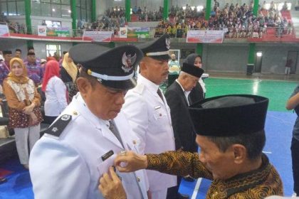 Penyematan pin kepada kepala desa terlantik oleh Bupati Gorontalo, Nelson Pomalingo. Sumber: gorontalo.tribunnews.com.