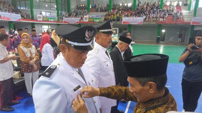 Penyematan pin kepada kepala desa terlantik oleh Bupati Gorontalo, Nelson Pomalingo. Sumber: gorontalo.tribunnews.com.