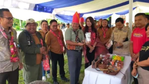 Penyerahan penghargaan desa wisata terbaik untuk Kelurahan Batuputih Bawah. Sumber: manadopost.jawapos.com.