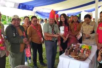 Penyerahan penghargaan desa wisata terbaik untuk Kelurahan Batuputih Bawah. Sumber: manadopost.jawapos.com.