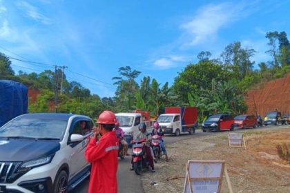 Uji coba rekayasan lalu lintas Trans Sulawesi Ruas Desa Takandeang. Sumber:sulbar.tribunnews.com.