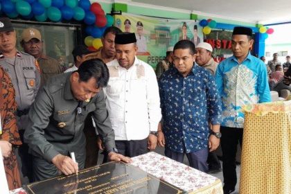 Bupati Halmahera Timur, Maluku Utara, Ubaid Yakub saat meresmikan Rumah Sakit Pratama di Desa Wasileo sekaligus penandatanganan prasasti. Sumber : TribunTernate.com