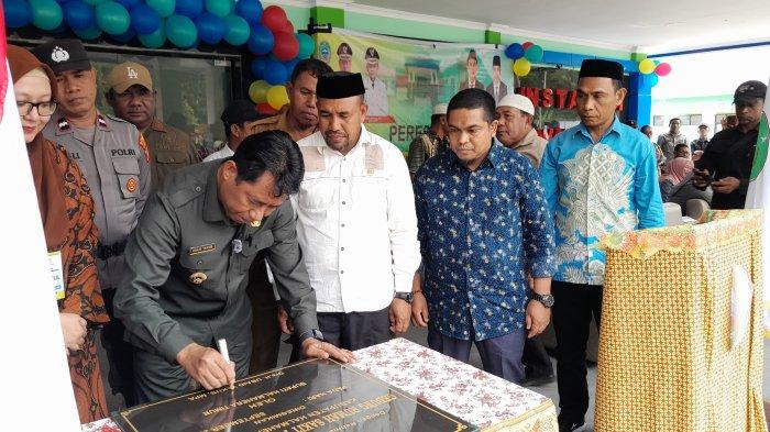 Bupati Halmahera Timur, Maluku Utara, Ubaid Yakub saat meresmikan Rumah Sakit Pratama di Desa Wasileo sekaligus penandatanganan prasasti. Sumber : TribunTernate.com