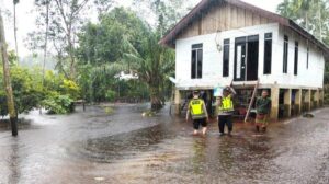 Para personel Polres Aceh Barat melakukan siaga di kawasan Napai. Sumber: serambinews.com