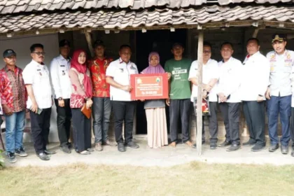 Penyerahan bantuan Bedah Rumah dari Progam Gerakan Seribu Rupiah. Sumber: lampungselatan.go.id