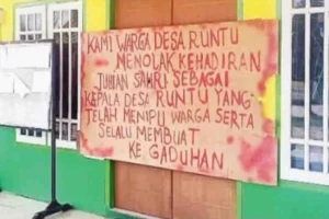 Kondisi Kantor Desa Runtu setelah dilakukannya penyegelan oleh sejumlah warga.