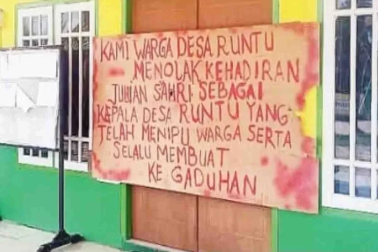 Kondisi Kantor Desa Runtu setelah dilakukannya penyegelan oleh sejumlah warga.