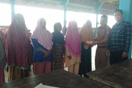 Pembagian BLT Dana Desa di Desa Guali. Sumber: Desa Guali