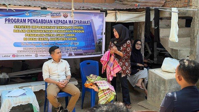 Kegiatan pelatihan pemasaran digital kain tenun Cura' Labba' di Desa Taeng. Sumber: makassar.tribunnews.com