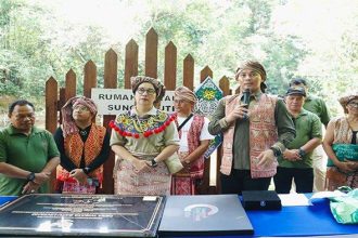 Wakil Bupati Kapuas Hulu, Wahyudi Hidayat, mendampingi langsung Direktur Tata Kelola Destinasi, Florida Pardosi, Kementerian Pariwisata dan Ekonomi Kreatif RI, dalam kegiatan visitasi dan penilaian lapangan 50 besar Desa wisata ADWI 2024.
