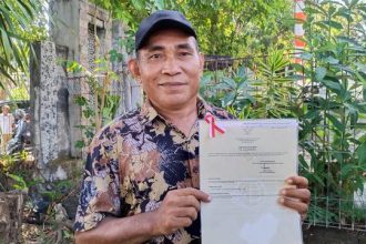 Warga Desa Tarolang, Andris Stirman memperoleh sertifikat tanah elektronik dari Kanwil ATR/BPN di hari Agraria dan Tata Ruang. Sumber: kumparan.com.