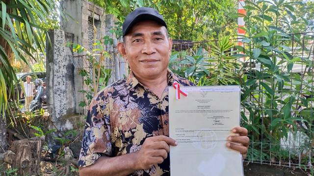 Warga Desa Tarolang, Andris Stirman memperoleh sertifikat tanah elektronik dari Kanwil ATR/BPN di hari Agraria dan Tata Ruang. Sumber: kumparan.com.