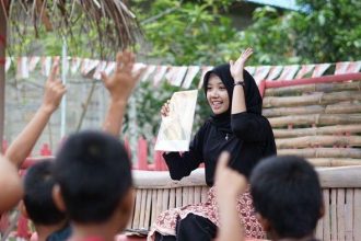 Warga Desa Sumber Rejeki, Kecamatan Juai, Kabupaten Balangan, Anggi memanfaatkan taman bermain di desa untuk ruang belajar.