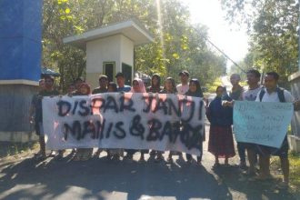 Aksi demo masyarakat Kelurahan Takome di depan pintu masuk wisata Tolire Ternate Maluku Utara Sumber : TribunTernate.com