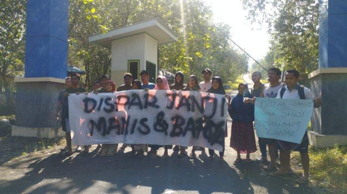 Aksi demo masyarakat Kelurahan Takome di depan pintu masuk wisata Tolire Ternate Maluku Utara Sumber : TribunTernate.com