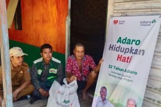 Warga Desa Tata Mekar Kecamatan Pulau Laut Barat, Kabupaten Kotabaru,menerima paket bantuan kebutuhan pokok dari PT Adaro Energy Indonesia.