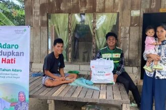 penyerahkan bantuan Adaro Energy Indonesia kepada masyarakat di Desa Gosong Panjang. Sumber: HO-PT Adaro