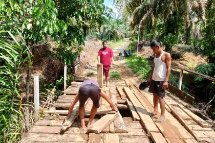 Kondisi jembatan penghubung dua desa di Kecamatan Penarik. Sumber: ISBCenter.com