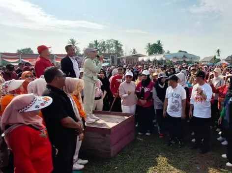 Suasana jalan sehat di lapangan Desa Sidoasri. Sumber: Istimewa