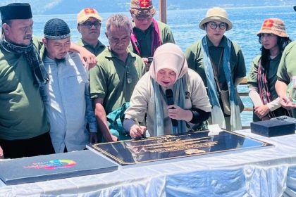 Penandatanganan Plakat Anugerah Desa Wisata Indonesia. Sumber : referensimaluku.com