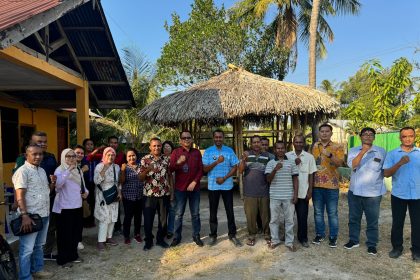 Kepala Pusat Pengembangan Pemberdayaan Masyarakat Desa, Daerah Tertinggal, dan Transmigrasi, Nursaid saat berkunjung ke Desa Baumata Timur, Kecamatan Taebenu, Kabupaten Kupang. Sumber: Kolom Desa