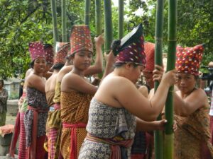 Menutuq merupakan bagian dari rangkaian tradisi Maulid Adat Bayan. Sumber: Dok. Wisata di Lombok.