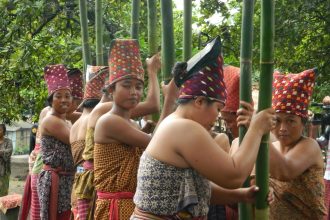 Menutuq merupakan bagian dari rangkaian tradisi Maulid Adat Bayan. Sumber: Dok. Wisata di Lombok.