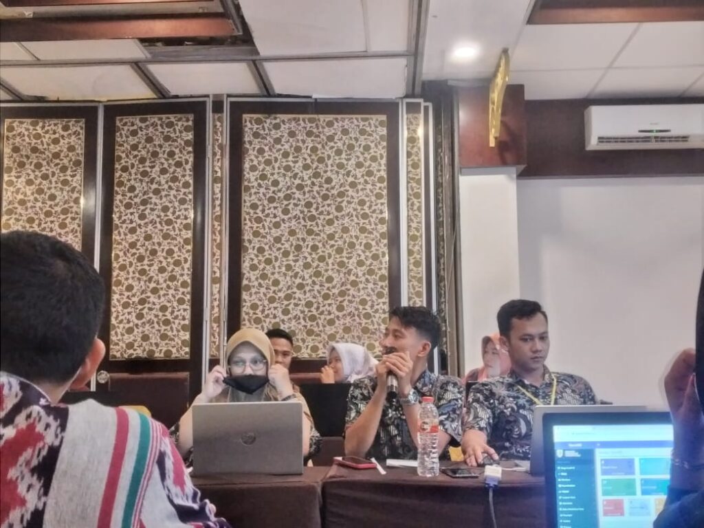 Indriyanto sebagai narasumber pada Pelatihan Sistem Informasi Desa Si Langgeng di Hotel Grans Sae Surakarta (29/6/22). Sumber: Dokumentasi Indriyanto.