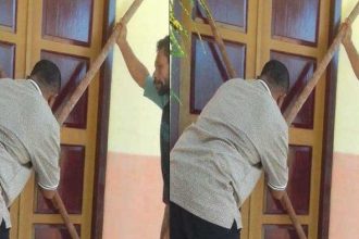 Kades Sukadamai saat memboikot pintu SD 34 Halmahera Barat. Sumber : Tribun-meda.com