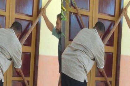 Kades Sukadamai saat memboikot pintu SD 34 Halmahera Barat. Sumber : Tribun-meda.com