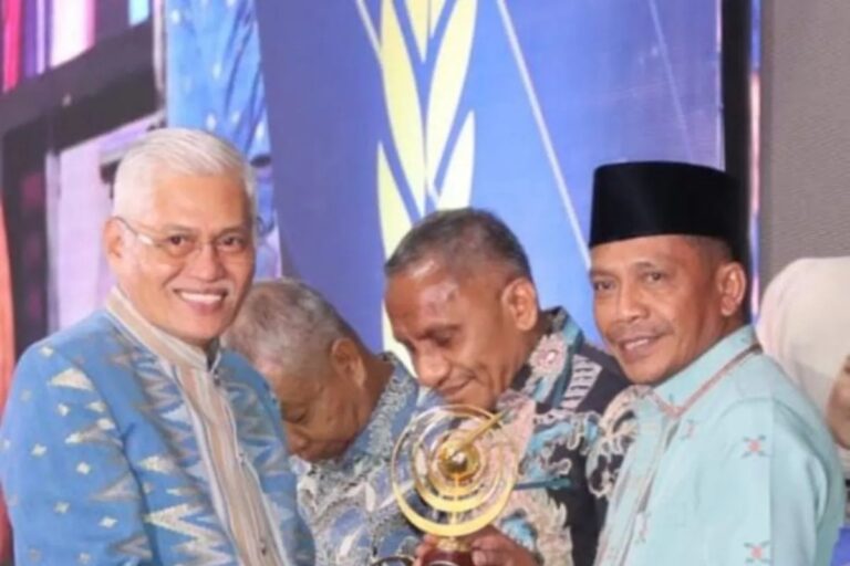 Penyerahan cinderamata sebagai tanda Desa Puubunga sebagai Kampung Zakat. Sumber: antaranews.com.