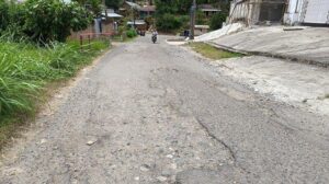 Kondisi jalan di Desa Tungoi I yang terlihat rusak parah. Sumber:manado.tribunnews.com.