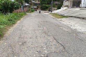 Kondisi jalan di Desa Tungoi I yang terlihat rusak parah. Sumber:manado.tribunnews.com.