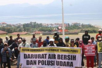 Aksi demonstrasi warga Desa Towara di Kantor Bupati Morut. Sumber: palu.tribunnews.com.