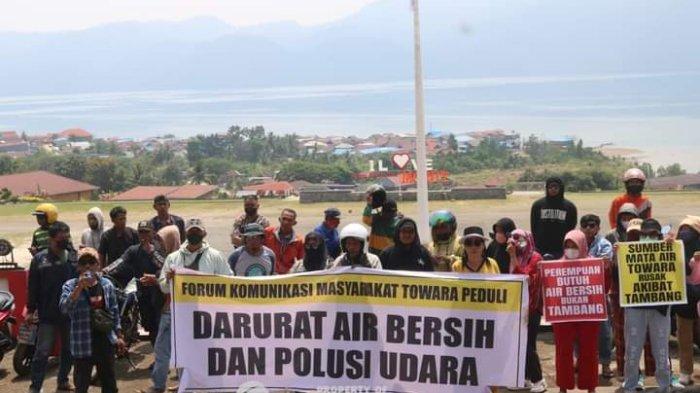 Aksi demonstrasi warga Desa Towara di Kantor Bupati Morut. Sumber: palu.tribunnews.com.