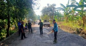 Gotong royong masyarakat Desa Sangkanerang akses jalan desa. Sumber : kuninganmass.com