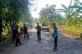 Gotong royong masyarakat Desa Sangkanerang akses jalan desa. Sumber : kuninganmass.com