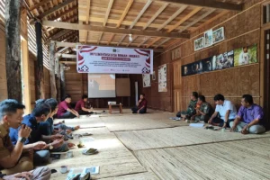 Petugas Imigrasi memberikan sosialisasi terkait ketentuan keimigrasian baik pelayanan maupun pengawasan orang asing di Rumah Betang Sungai Utik.