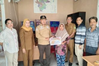 Penyerahan BLT DD oleh Kepala Desa Tanjung Agung Selatan, Indra Kusuma.Sumber: katanda.id