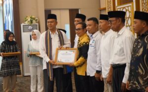 Kanwil Kemenag NTB memberikan penghargaan kepada kepala desa dan lurah. Sumber foto : RadarLombok