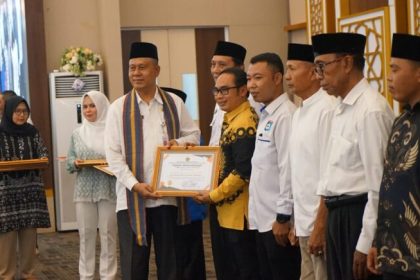 Kanwil Kemenag NTB memberikan penghargaan kepada kepala desa dan lurah. Sumber foto : RadarLombok